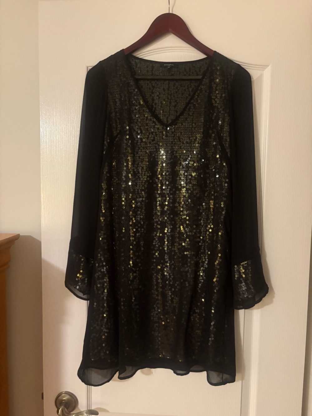 Women's Black Sequin Long Sleeve V-Neck Dress